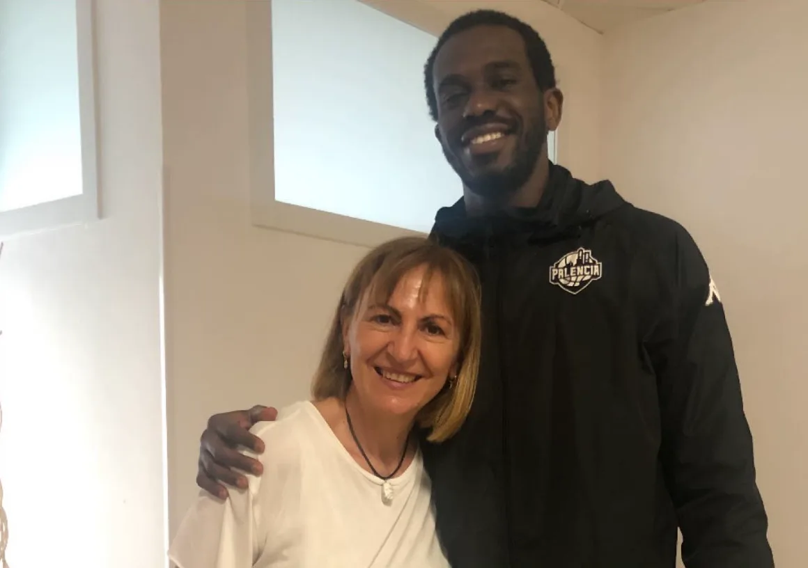 Amalia Jaramillo con un jugador del Basket Palencia en Método Sintoniza